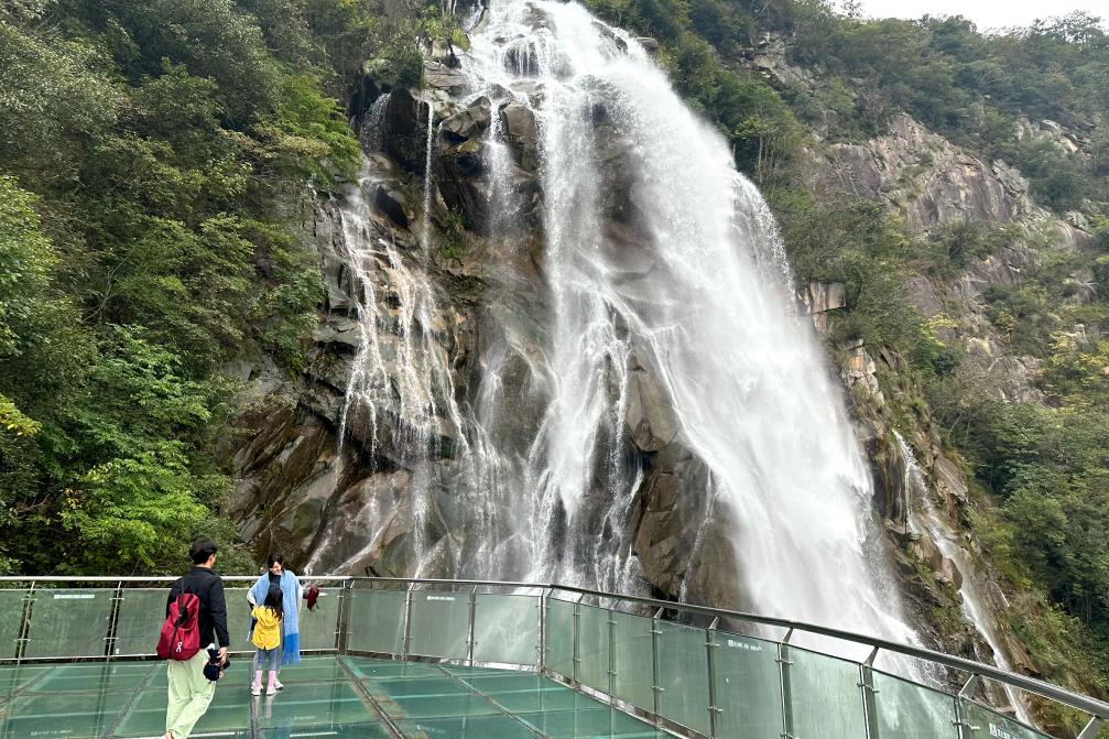 　　游客在位于安徽省安慶市岳西縣黃尾鎮(zhèn)的大別山彩虹瀑布風景區(qū)內(nèi)游玩（10月12日攝）。新華社記者 欒若卉 攝